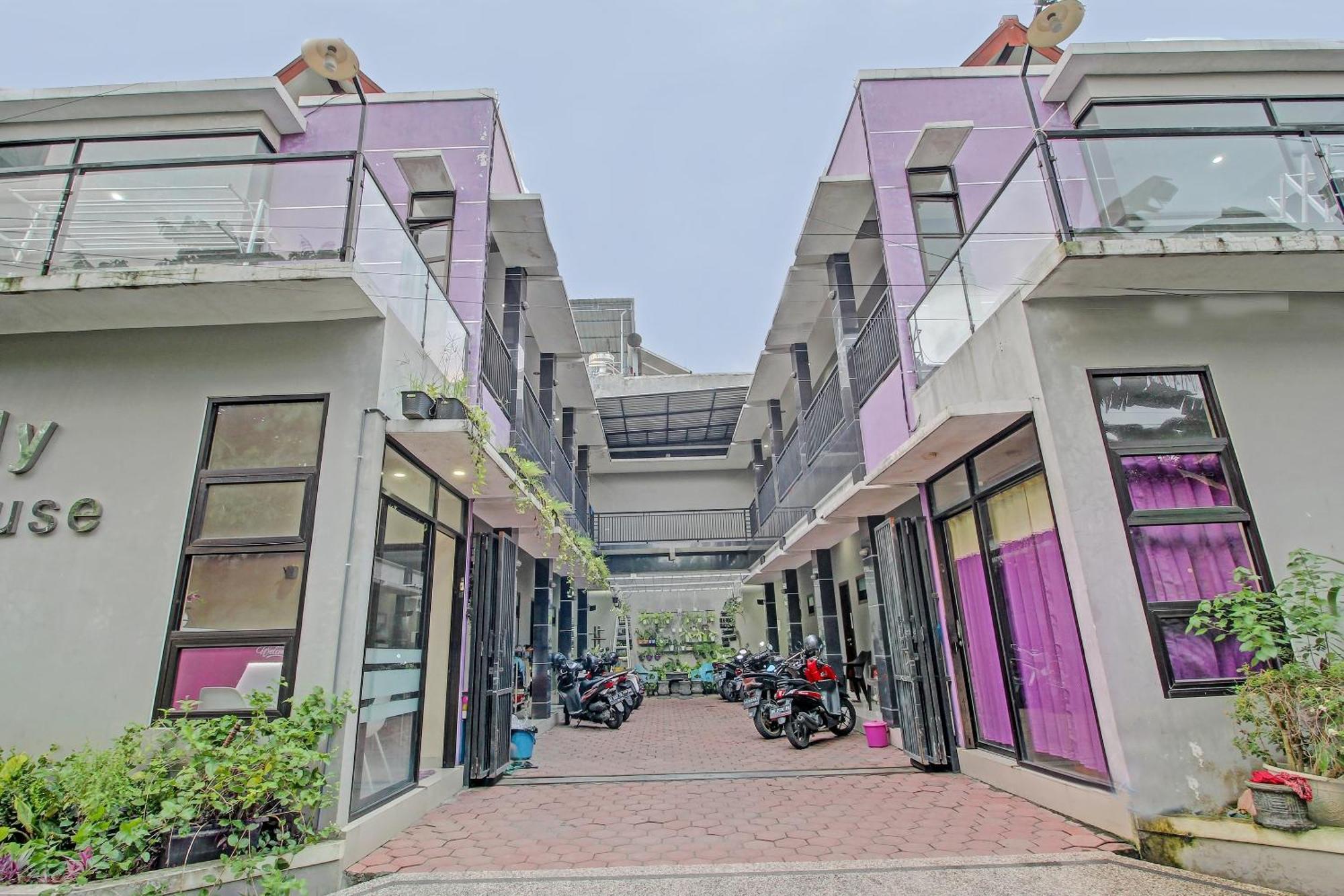 Super Oyo 91202 Family Guest House Syariah Tulungagung Eksteriør billede