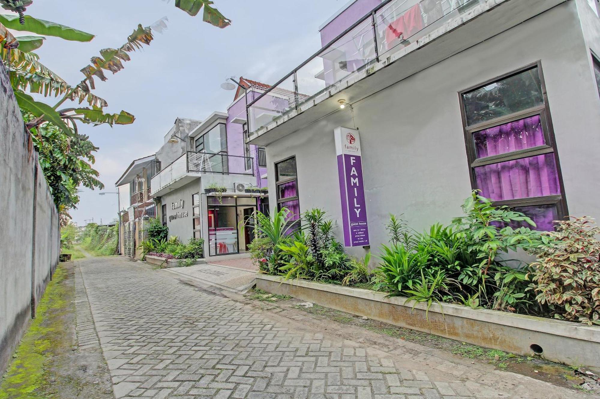 Super Oyo 91202 Family Guest House Syariah Tulungagung Eksteriør billede