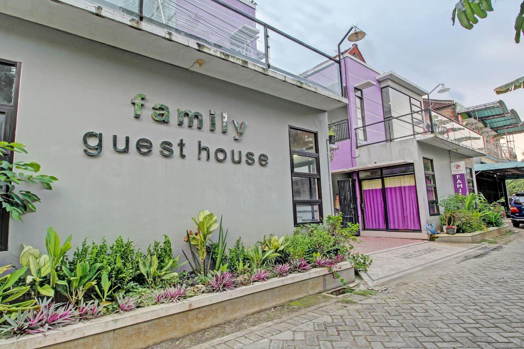 Super Oyo 91202 Family Guest House Syariah Tulungagung Eksteriør billede